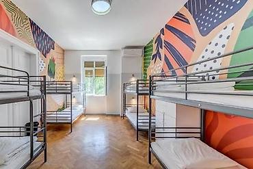 sumqayit hostel: Hostel - yataqxana - Geniş, işıqlı zal: hündür tavan, iri pəncərələr — 1
