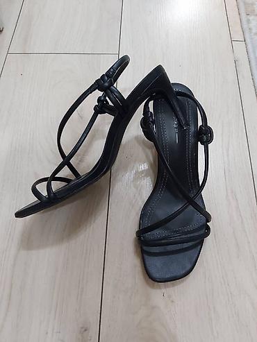 Сандалдар жана шлепкалар: Босоножкалар, 37, Bershka, Колдонулган, түсү - Кара, Өзү алып кетүү — 2
