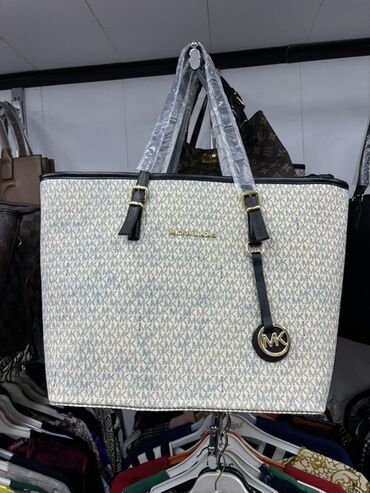 рюкзак mk: Белая сумка-тоут Michael Kors с повторяющимся логотипом. Имеет черную