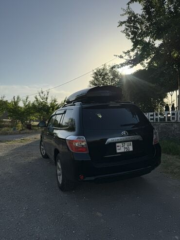 нива 2007: Черный внедорожник Toyota Highlander. Оснащен рейлингами на крыше и