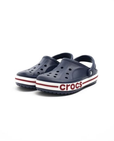 коралловые тапочки: Классические сабо Crocs темно-синего цвета с белой полосой по