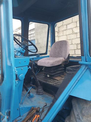 diplomat guzgu: Mavi rəngli universal kənd təsərrüfatı traktoru - Ön ötürücülü, iri — 3