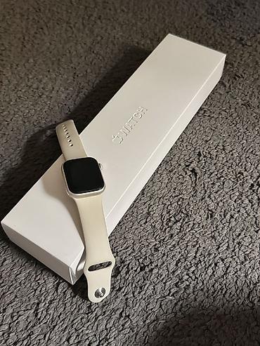 mini 4: Apple Watch в светлом цвете с прямоугольным корпусом и силиконовым — 1