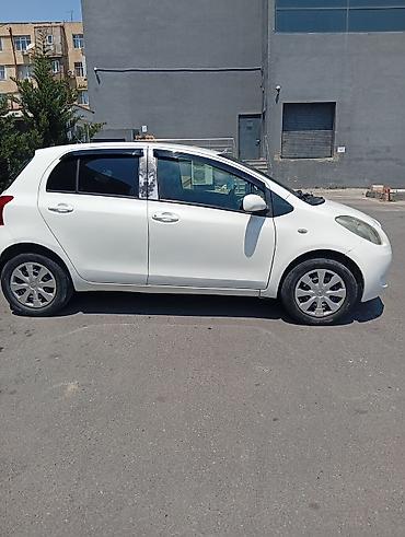yaris masini: Toyota Yaris hatchback (ağ rəng). Şəhər içi üçün sərfəli və rahat — 7