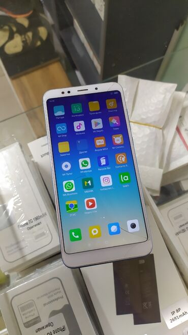 быу телефоны: Redmi, Redmi 5 Plus, Б/у, 32 ГБ, цвет - Белый, 2 SIM