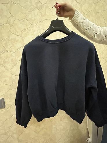 klassik geyim: Tünd göy rəngdə, sadə dizaynlı svitşot. - Model: uniseks, oversize — 1