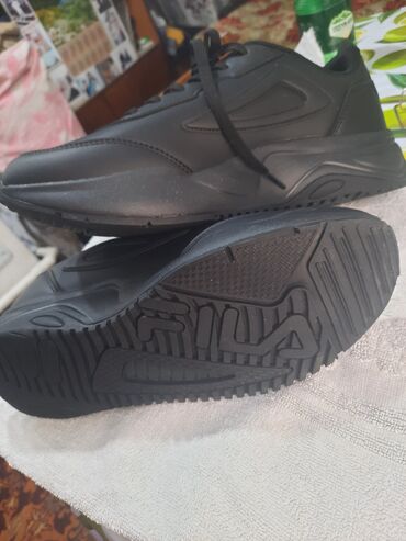 Кроссовки и спортивная обувь: Продаю новые кроссовки кожаные,р45 фирма Фила,в Кара Балте