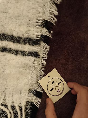 Baş geyimləri: Şərf işlenmiyib etiketi ustinde Yumusaq matrialda Klokuna kimu var — 2