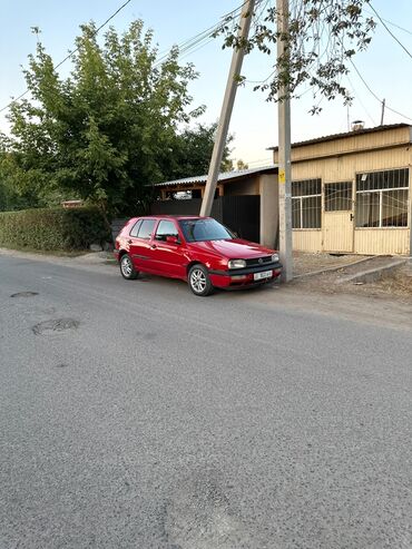 на гольф 3 венто: Красный хэтчбек Volkswagen Golf III, припаркованный у обочины