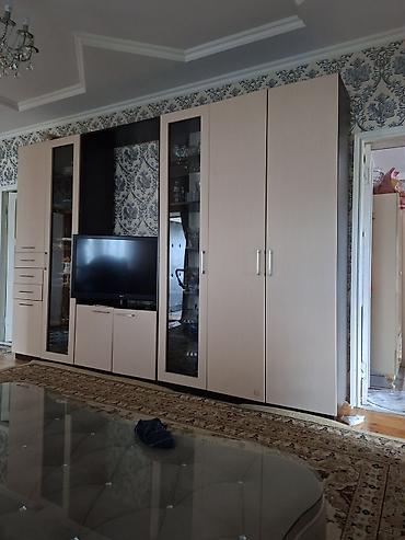 stendler: Qonaq otağı üçün modullu divar mebeli - Rəng: açıq bej korpus, qara — 1
