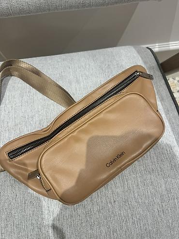 bel canta: Calvin Klein bel/çarpaz çanta - Rəng: bej (karamel ton) - Material — 1