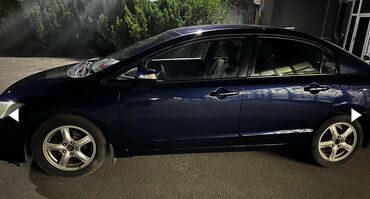 фонда сивик: Седан Honda Civic синего цвета. Автомобиль оснащён колёсами с