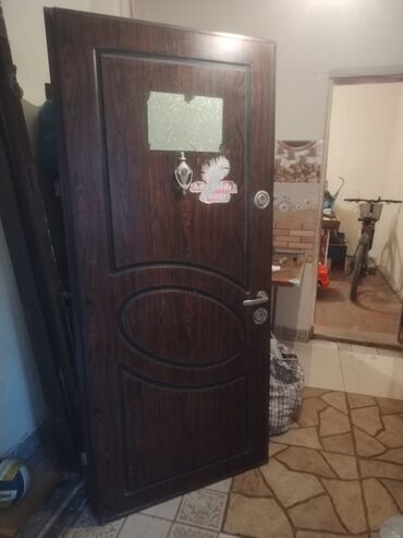 Otaq qapıları: Mənzil üçün İşlənmiş Giriş qapısı Glazok ilə, Zəmanətsiz, Ünvandan götürmə