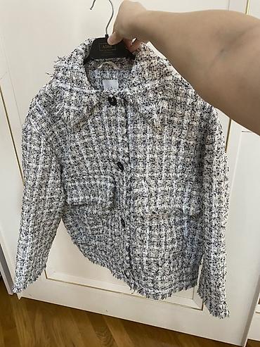 usta geyimi: Catdirlma Neftciler metrosu, H&M qadın jaketi – tweed fakturalı — 2