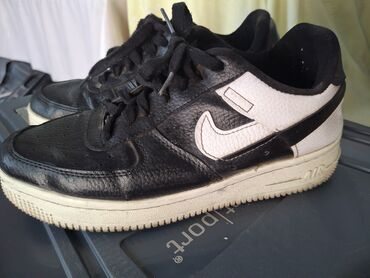 недорогие баскетбольные кроссовки: Кроссовки Nike Air Force в черном цвете с белыми деталями. Кожаный