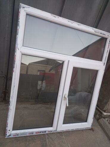 Напольные покрытия: PVC pəncərə bloku və metal barmaqlıq - Pəncərə: ağ rəngli PVC profil
