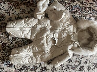 детская зимня: Теплый детский зимний комбинезон бежевого цвета, предназначенный для
