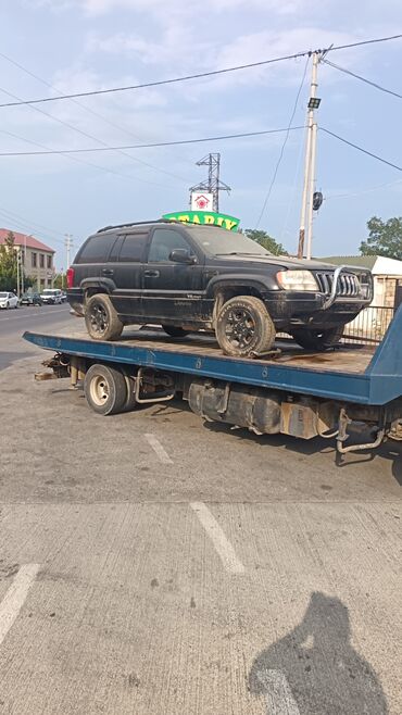 şin və disk: Jeep Grand Cherokee yolsuzluq avtomobili qara rəngdədir və yedək