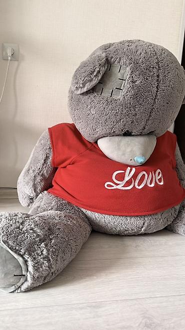 love is: Большой плюшевый медведь серого цвета в красной майке с надписью — 2