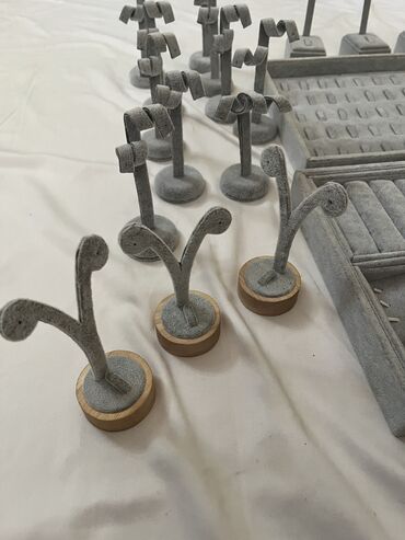 Vitrin üçün aksesuarlar: Bijuteriya üçün vitrinlər Az istifadə olunub Hamsı birlikdə 130 azn 😍 — 4