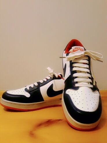 Digər idman və istirahət malları: Ag rengli, qirmizi ve qara detallari olan Nike air idman ayaqqabilari