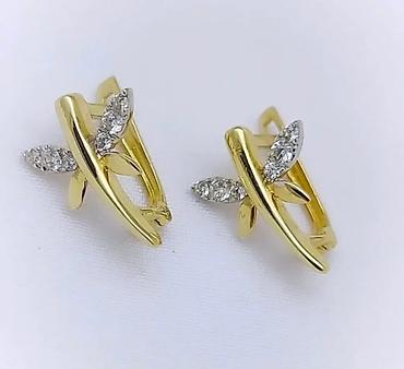 Серьги: Пара элегантных золотистых сережек с английским замком. Каждая сережка — 7