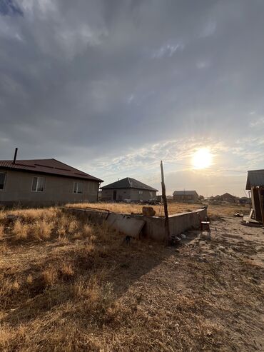 участок пригородный: 4 соток, Для бизнеса, Красная книга