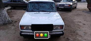 VAZ (LADA): LADA 2107 – ağ rəngli sedan Xüsusiyyətlər: - Korpus: 4 qapılı sedan — 1