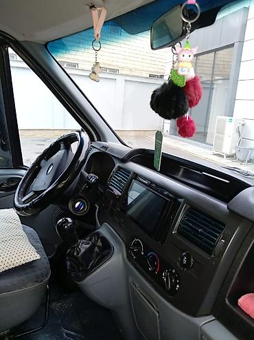 ford transit salon: Ford Transit yük furgonu - Gövdə: Ağ rəngli qapalı furgon, yan — 7