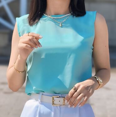 Kürklər: Mint rəngli qadın bluzu, yumşaq və yüngül parçadan hazırlanmışdır