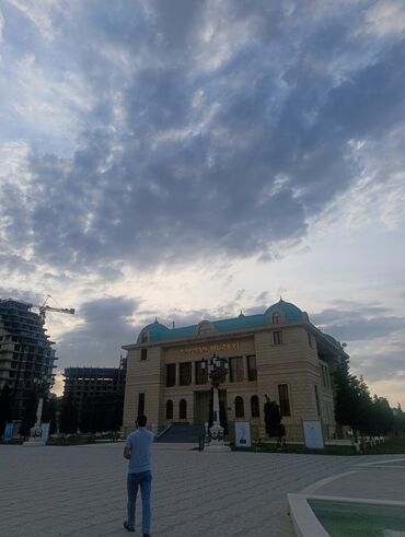 bayraq sekili: Bu, Bakıda yerləşən Azərbaycan Xalça Muzeyinin binasıdır. Bina