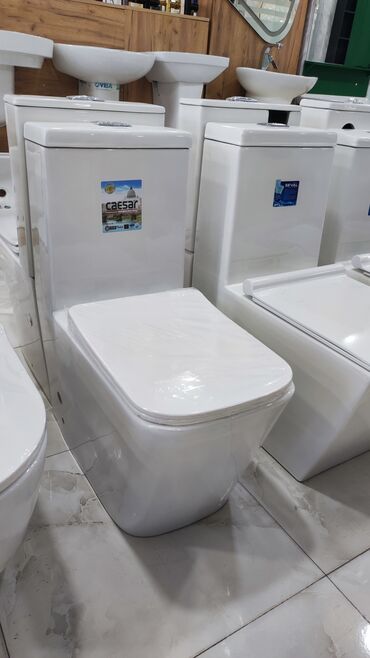 Ağ rəngdə, kvadrat formalı unitaz. Hamam otaqları və tualet üçün