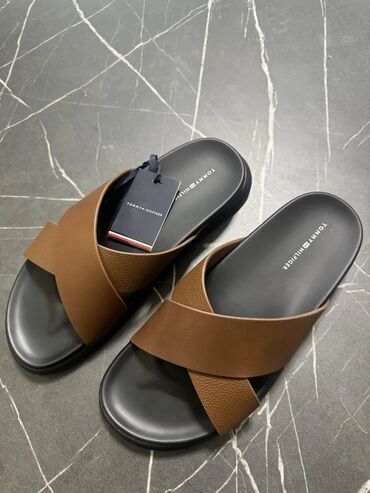 Botinkalar: Tommy Hilfiger brendinin dəri kəmərləri ilə çarpaz dizaynlı, qəhvəyi