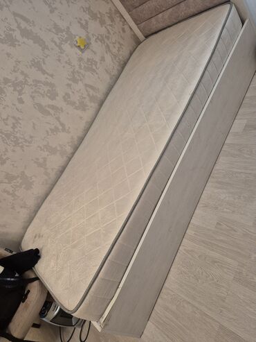 tek neferlik carpayı: Matraslar satılır.2ədəddi təki 30m.heç bir problemi yoxdu.ölçüləri