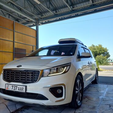 машины за 6000 долларов: Белый минивэн Kia Carnival с просторным салоном и дополнительным