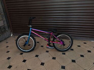 бензиновый велосипед: BMX в хорошем состоянии с тормозами в бензиновом цвете.Пеги в
