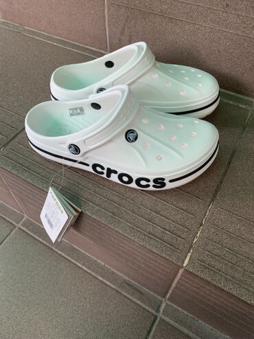 кроксы мужские купить: Белые сабо Crocs с черной полосой на подошве и фирменным логотипом