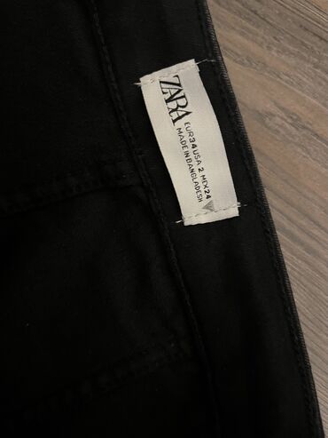 Atlama ipləri: Zara yan cibləri ve arxa eteklerde zamok olan, dar, uzun qara cins — 6