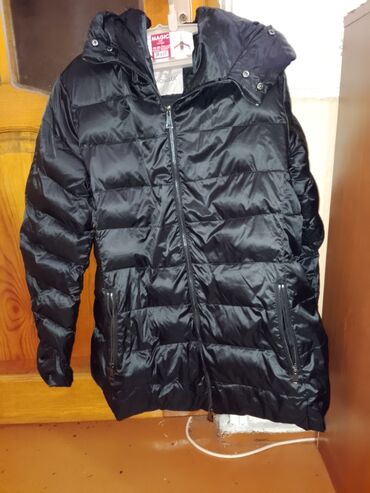 yun jaketlər: Moncler markalı qara şişmə qış gödəkçə. - Model: qadın/uni, orta