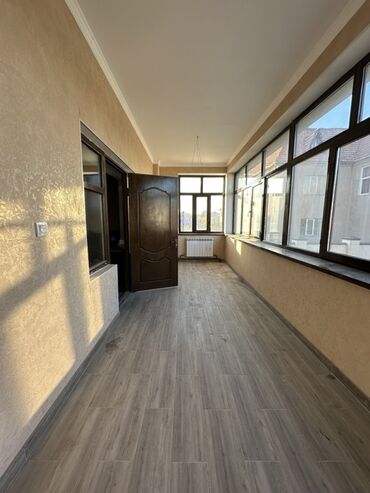 Долгосрочная аренда домов: 420 м², 7 комнат, Балкон застеклен, Забор, огорожен, Парковка — 18