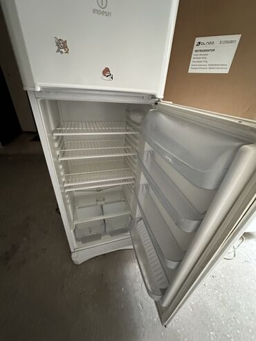 Физика: Indesit iki qapılı soyuducu - Üst hissədə ayrıca dondurucu bölməsi -