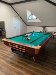 Bilyard masaları: - Yenidir upakovkadadır - Ölçüsü 284 cm × 157 cm - Yüksək — 7