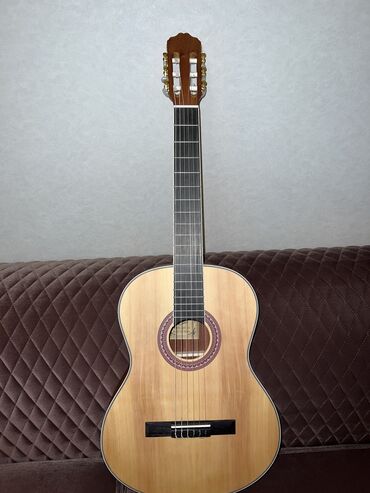 чехол samsung i9100: Классическая гитара. В идеальном состоянии. Куплена меньше месяца