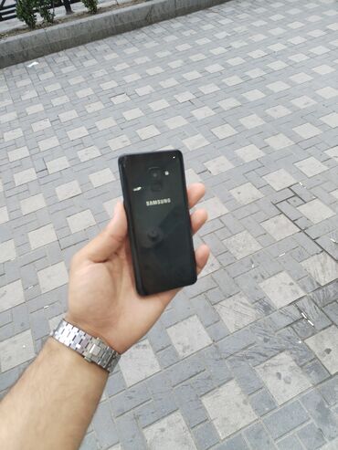 telefon samsung a8: Samsung Galaxy A8 2018, 32 GB, rəng - Qara, Düyməli, Barmaq izi, İki sim kartlı