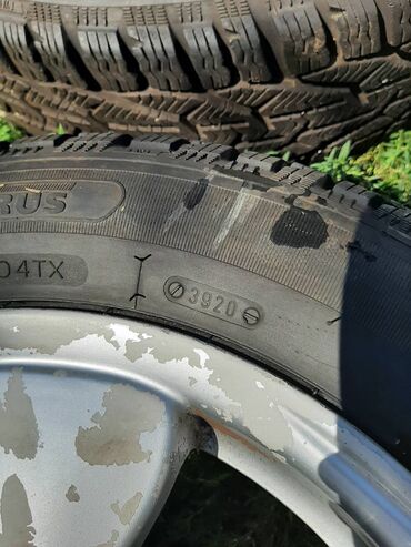 Gume i felne: 4 komada alu felne r15, sa 2 skoro nove i 2 polovne zimske gume. Na — 4