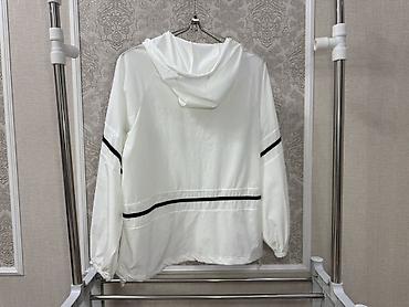 pull and: Легкая белая ветровка с капюшоном и молнией спереди. - Прямой — 3