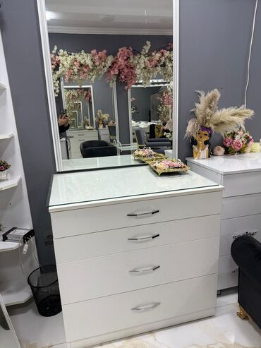 Sifarişlə masa və oturacaq dəstləri: İşlənmiş, Makiyaj üçün masa, Güzgülü