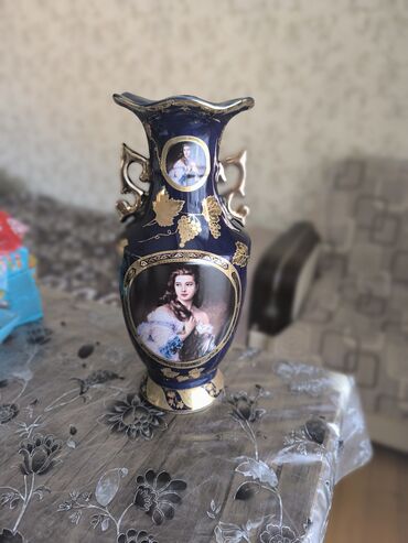 Süni güllər: Bir vaza, Farfor
