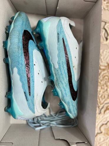 Бутсы: Футбольные бутсы Nike Phantom GX. Модель выполнена в светло-голубом и