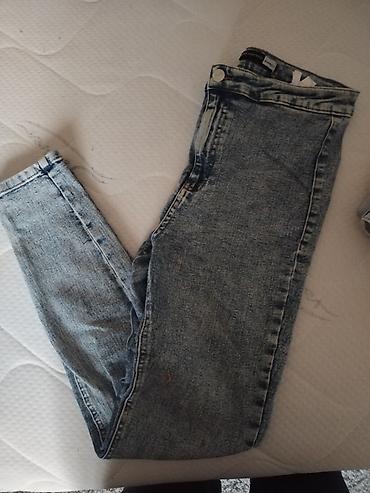 Farmerke: Dve ženske farmerke – različiti modeli i bendovi. 1) Sinsay skinny — 10